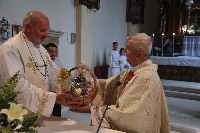 Preč. Vjekoslav Pavlović u rodnoj župi proslavio 50 godina svećeništva
